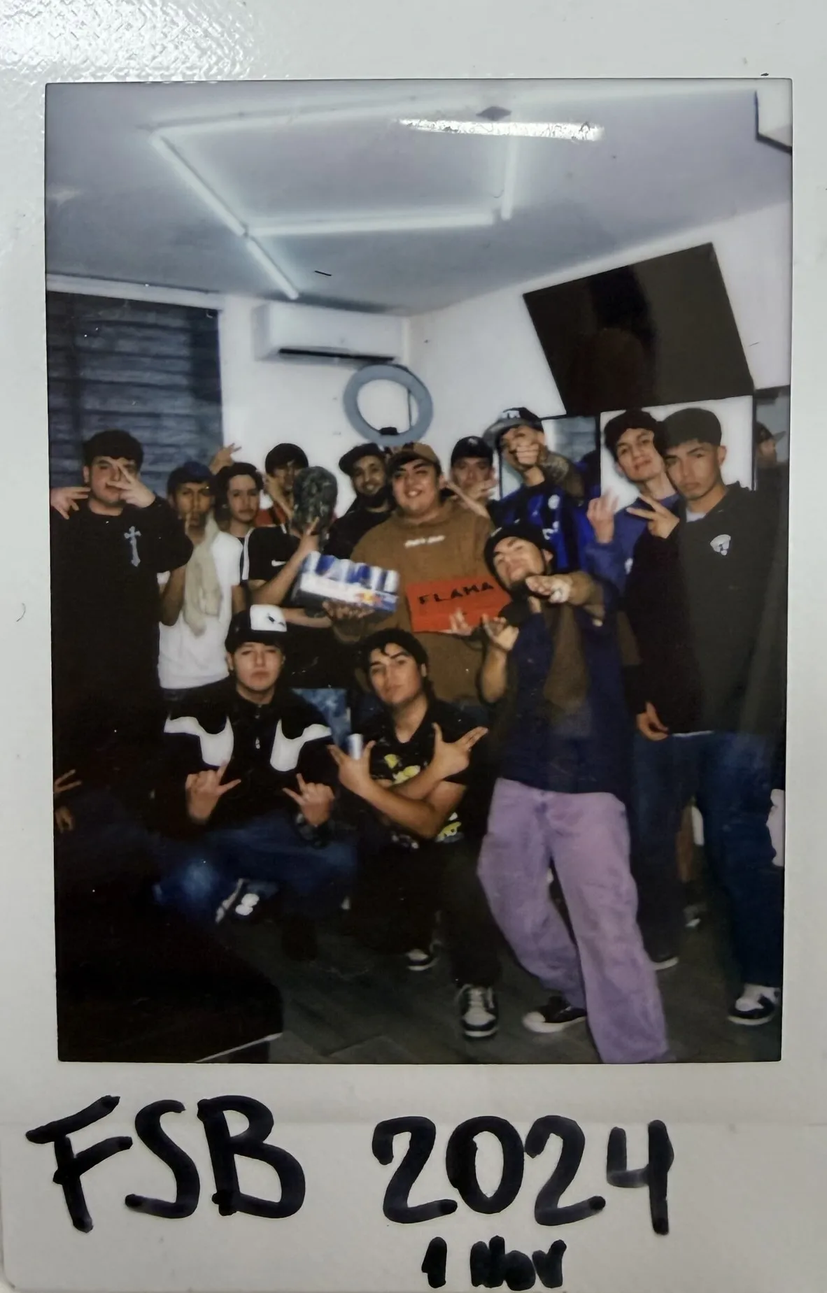 Polaroid del grupo FSB en Fade Studio, firmada «FSB 2024»