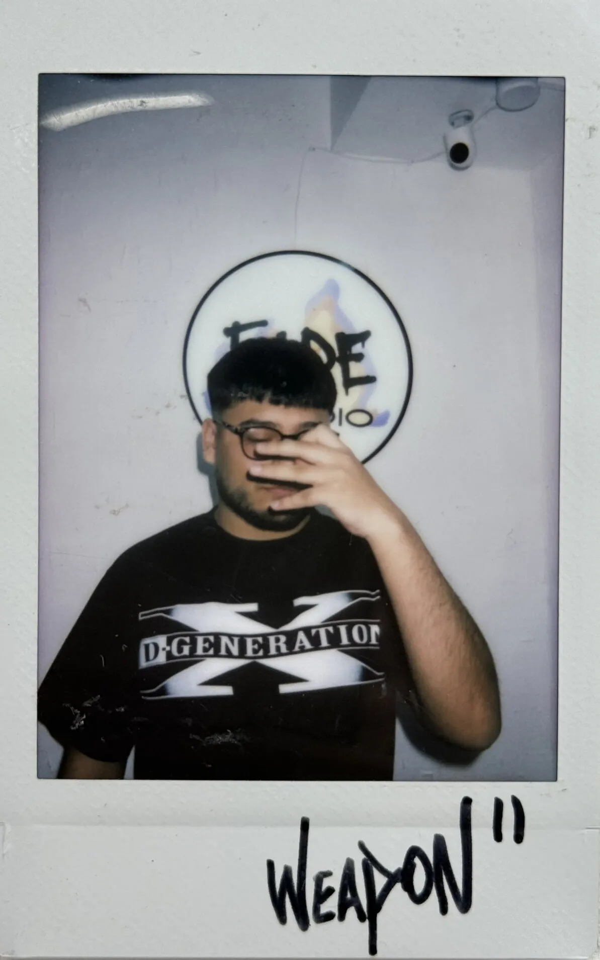 Polaroid de Weapon en Fade Studio, firmada a mano