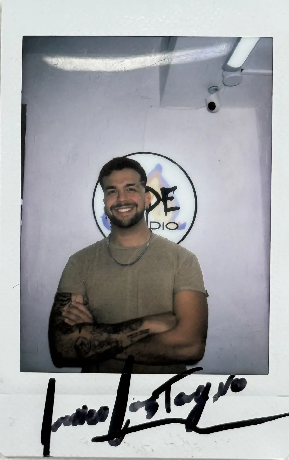 Polaroid de un cliente en Fade Studio, con autógrafo