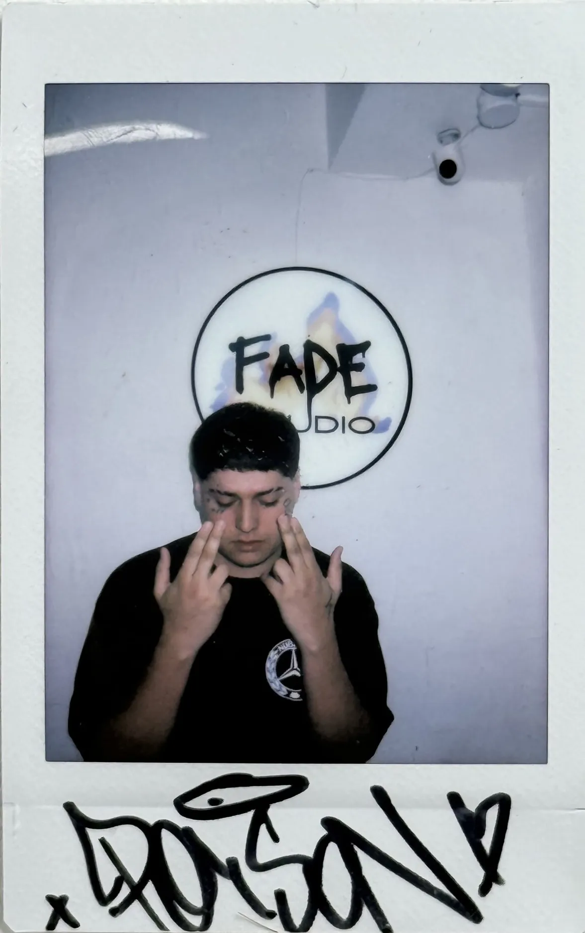 Polaroid de Dorsan en Fade Studio, firmada a mano