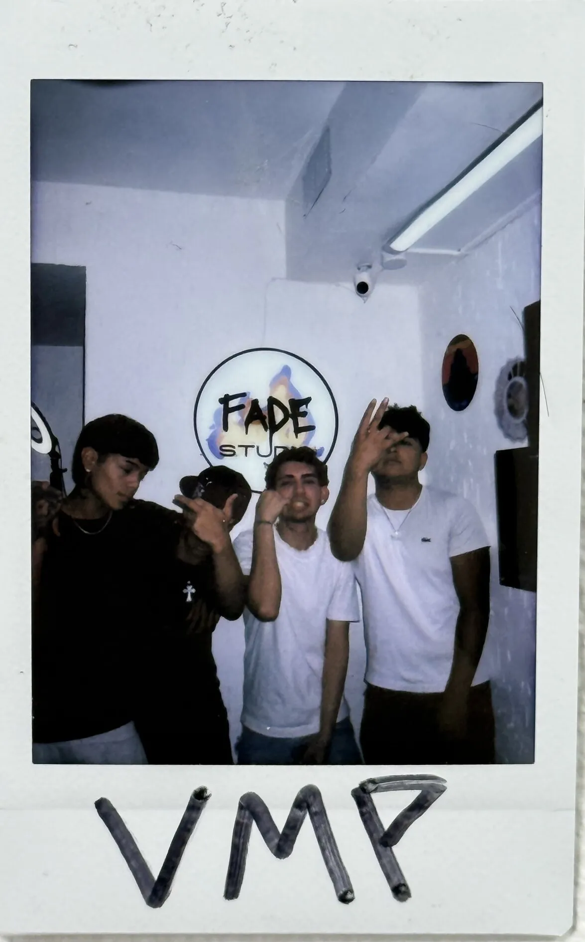 Polaroid del grupo VMP en Fade Studio, firmada a mano