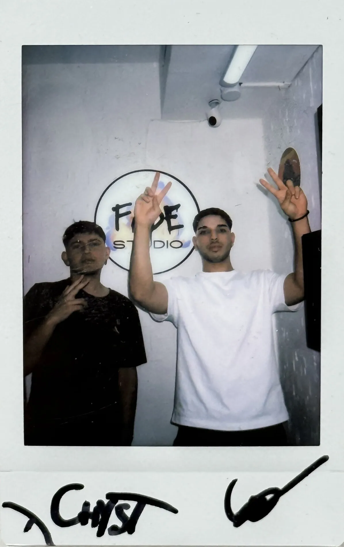 Polaroid de Chyst en Fade Studio, firmada a mano