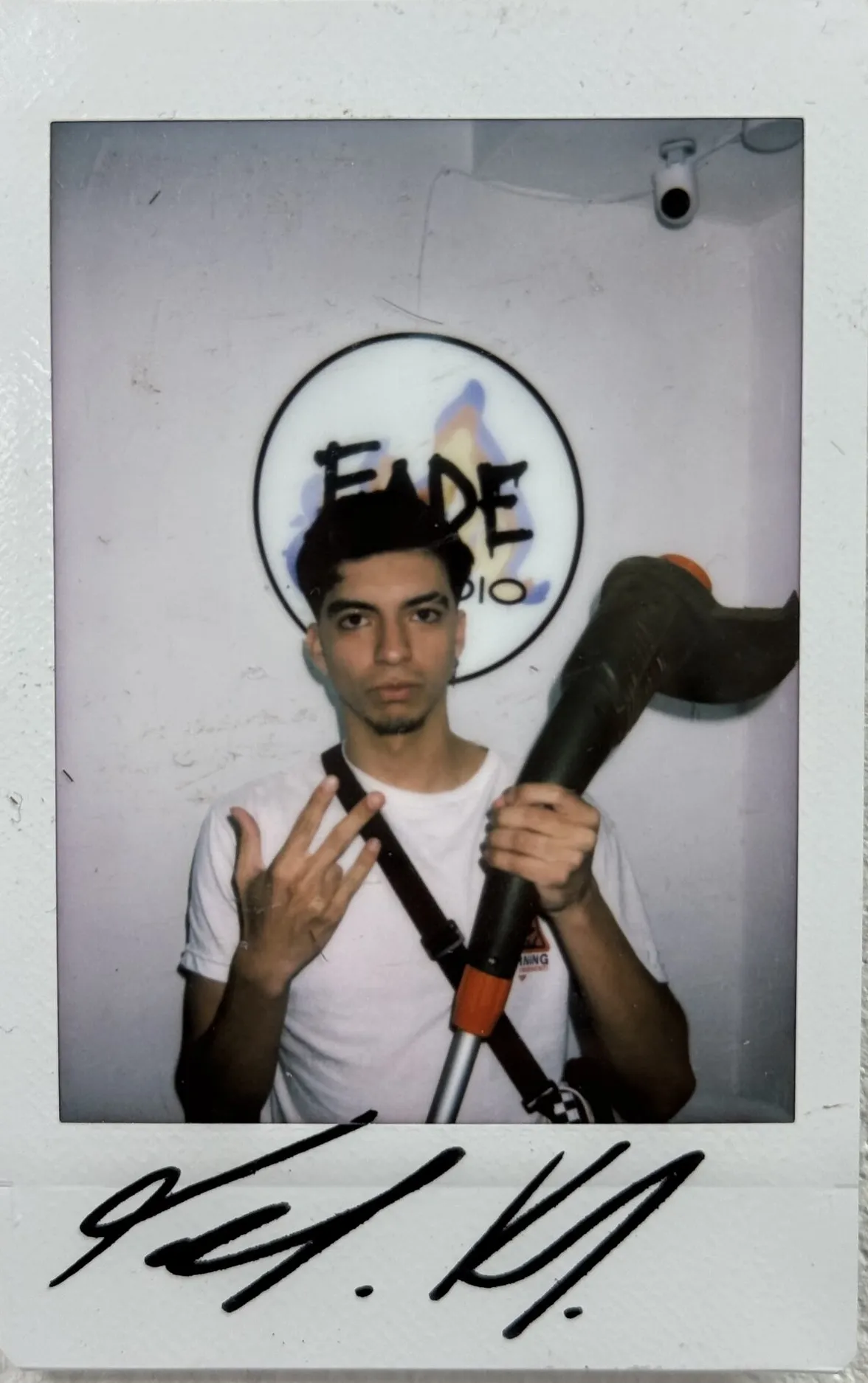 Polaroid de un cliente en Fade Studio, con autógrafo