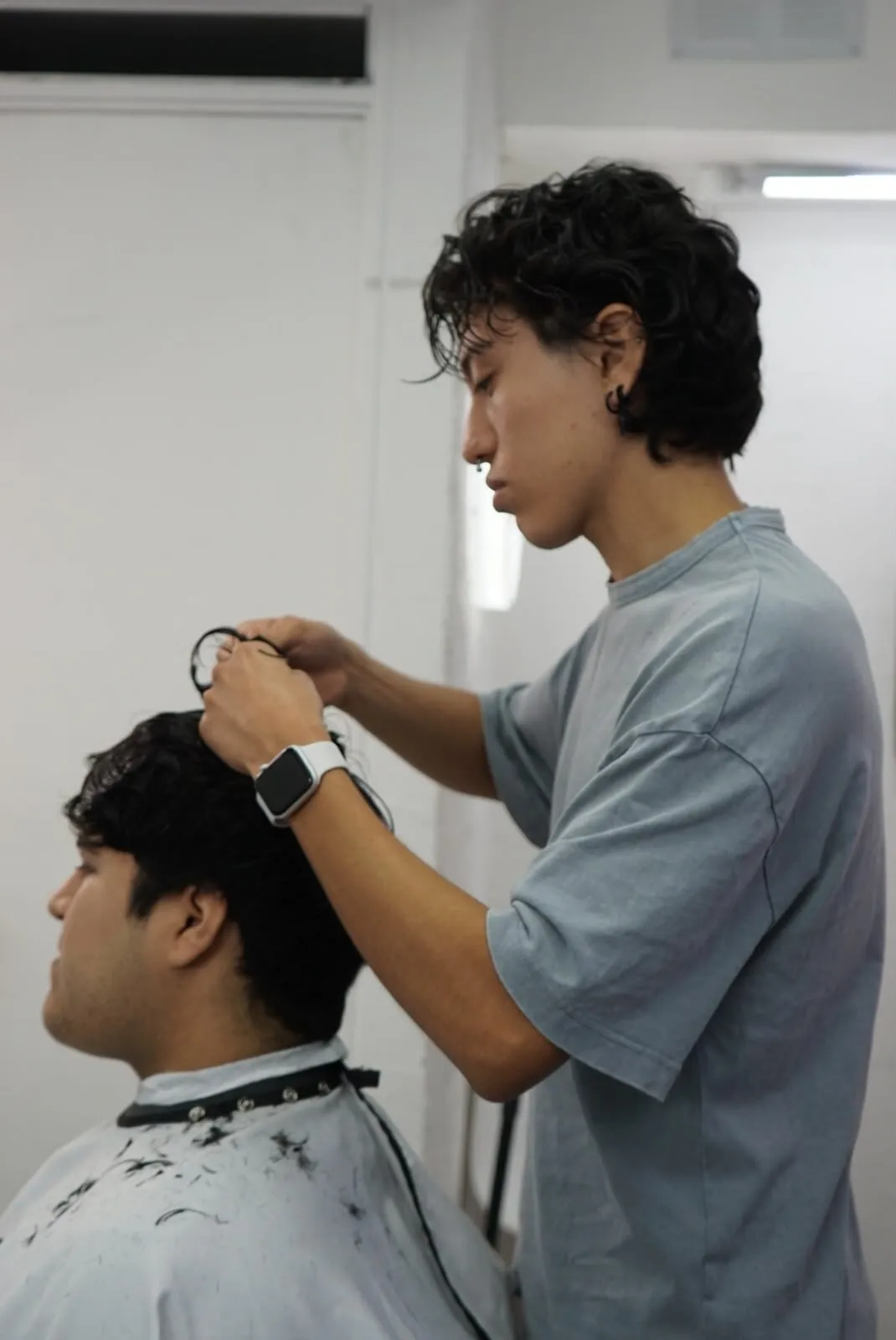 Angel cortando el pelo en Fade Studio