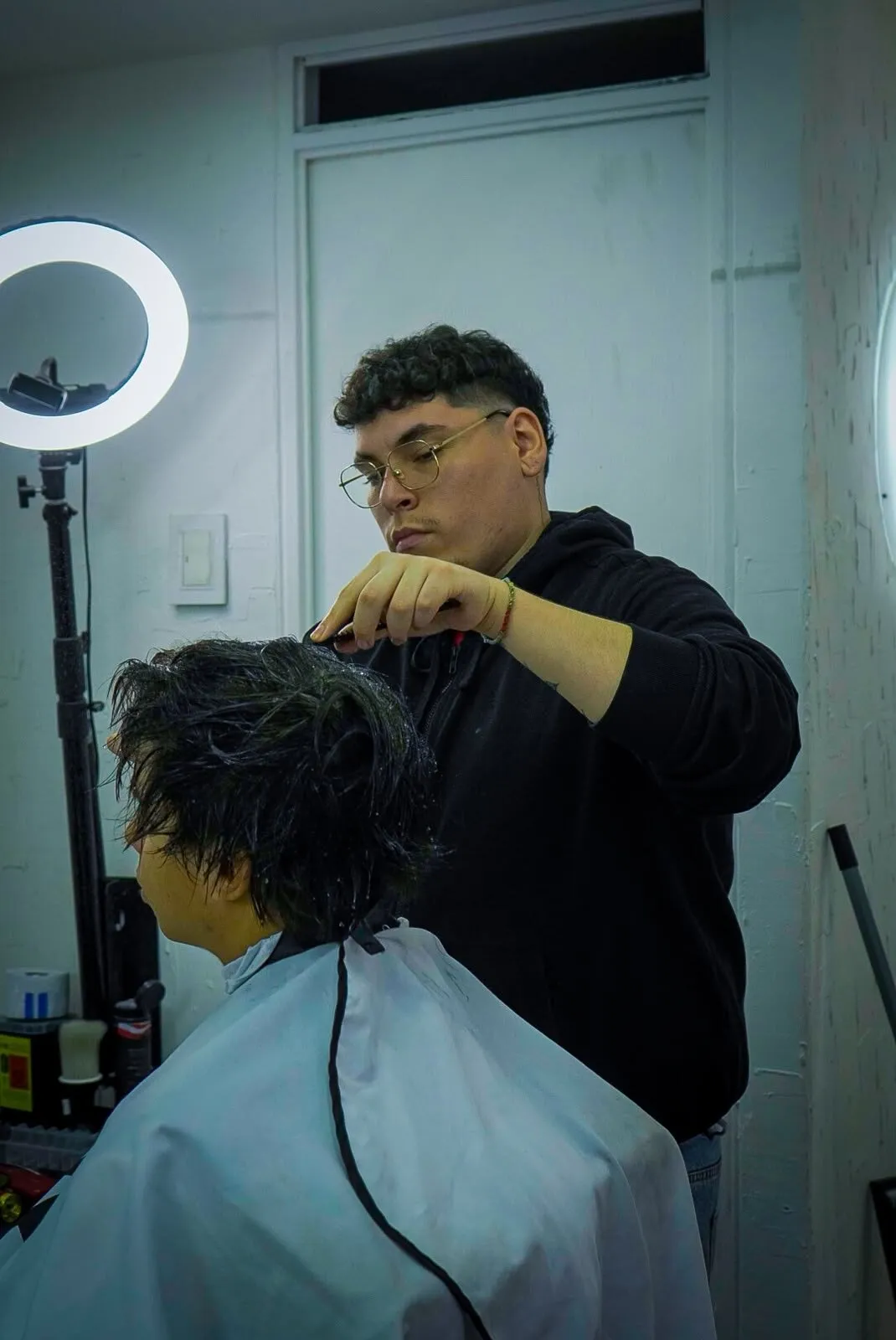 Benja cortando el pelo en Fade Studio